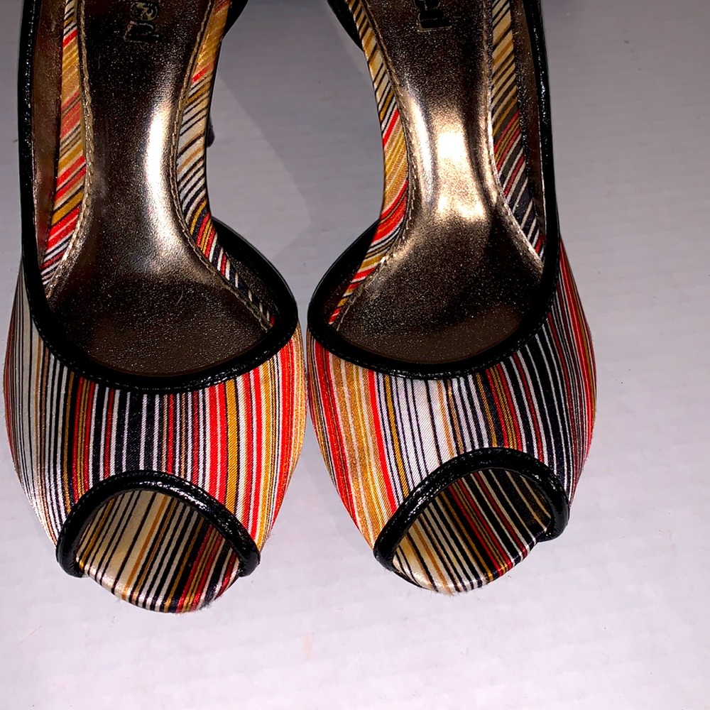 Unlisted Side Cutout Striped heals - Picture 3 of 13